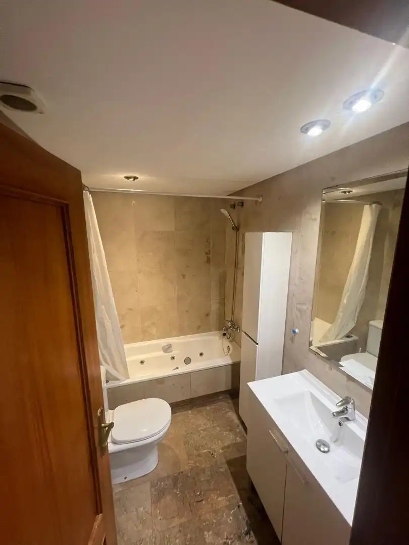 Flat for sale in Carrer Migdia, 163, Eixample Sud – Migdia Bathroom of Flat for sale in Girona Capital with Terrace and Balcony