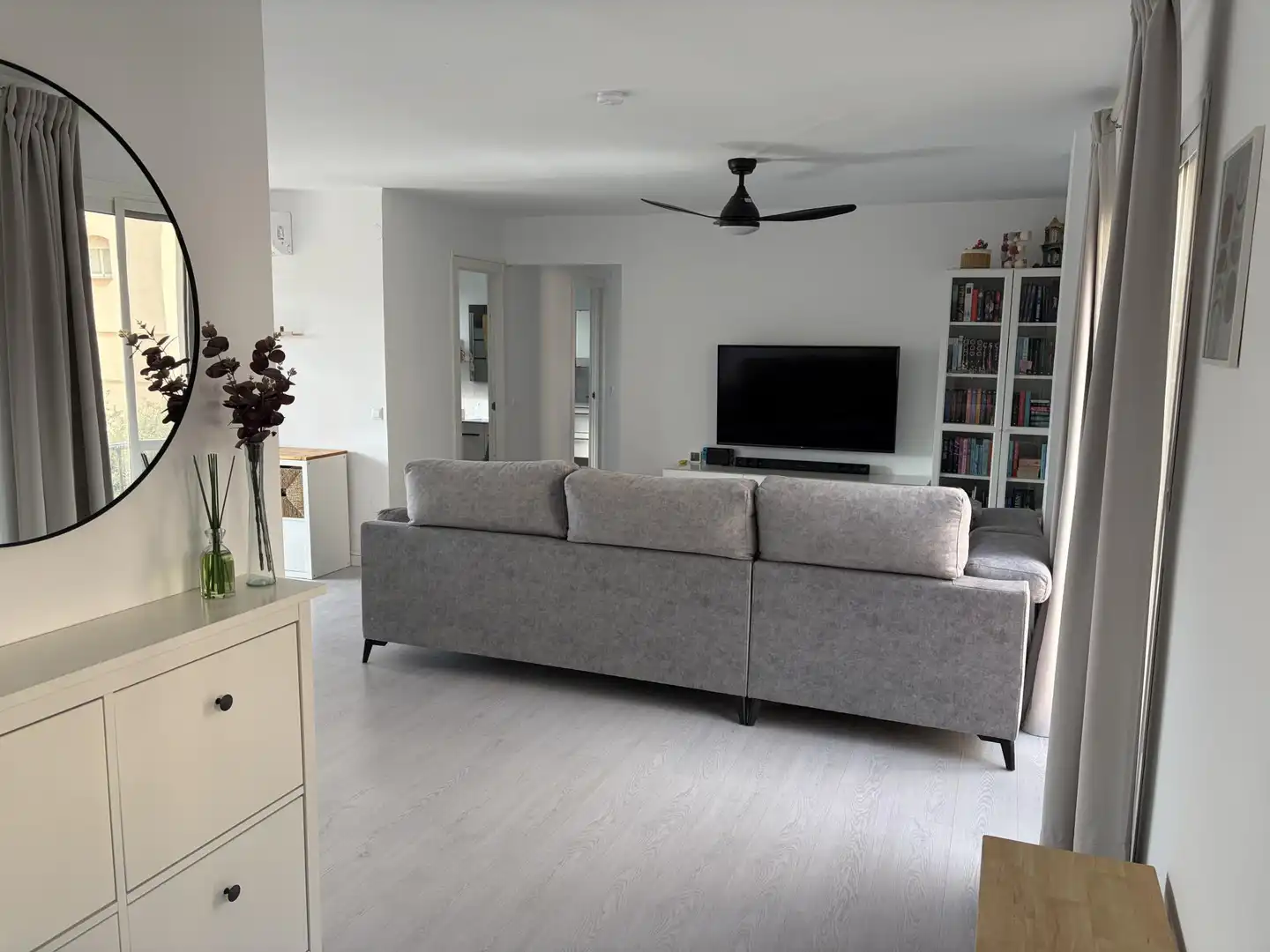 Living room of Flat for sale in Mijas  with Air Conditioner, Private garden and Parquet flooring