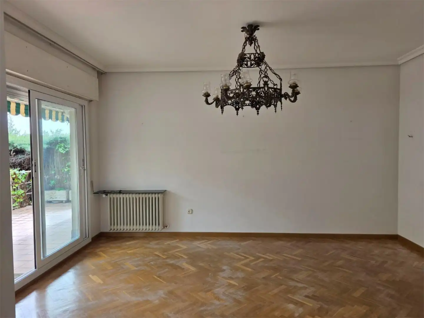 Casa adosada en venda a Las Matas - Peñascales Sala d'estar de Casa adosada en venda en Las Rozas de Madrid amb Terrassa i Piscina