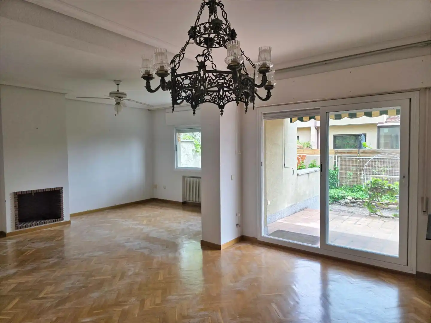 Casa adosada en venda a Las Matas - Peñascales Menjador de Casa adosada en venda en Las Rozas de Madrid amb Terrassa i Piscina