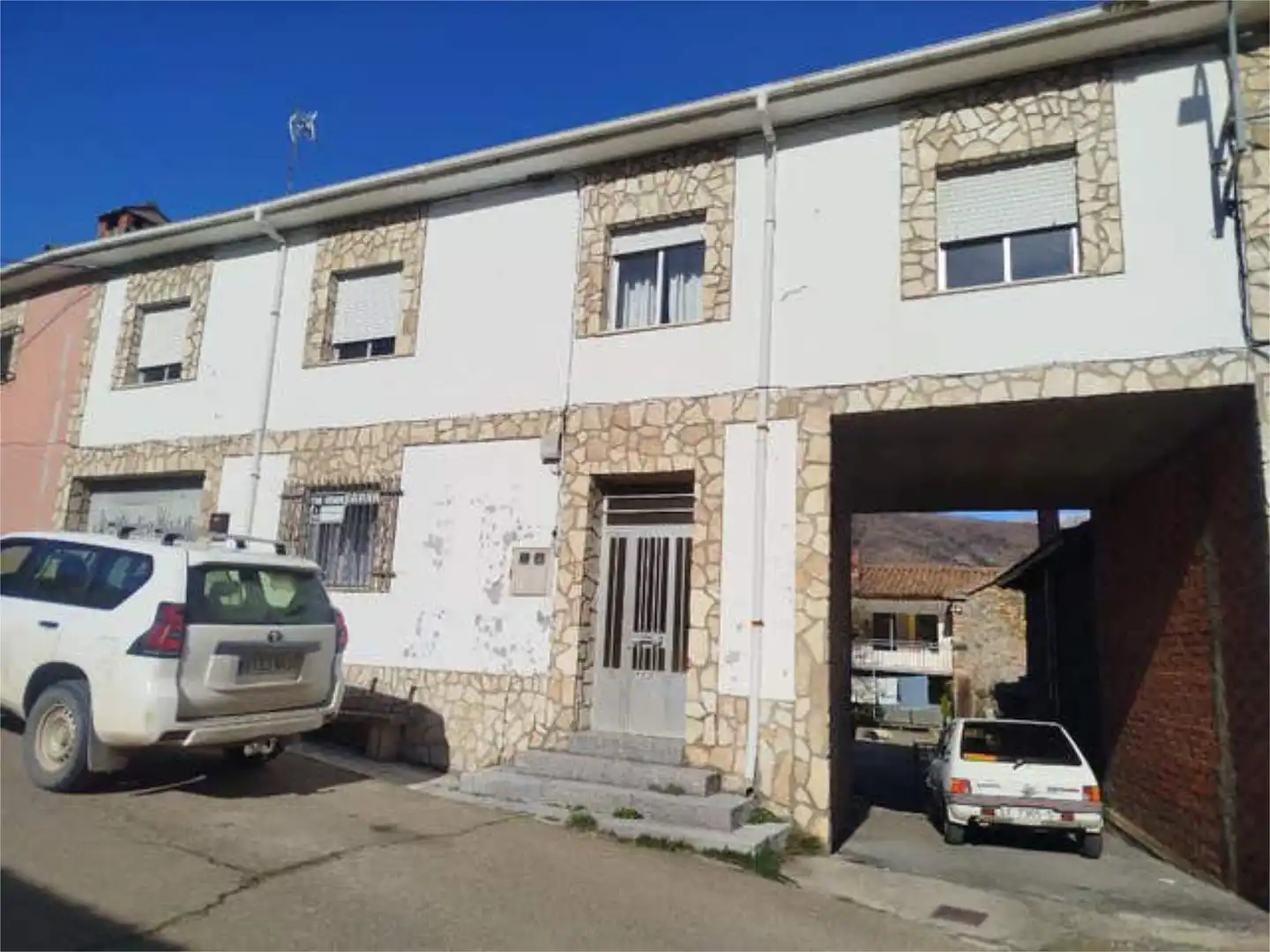 Vista exterior de Casa o xalet en venda en Los Barrios de Luna  amb Calefacció, Jardí privat i Traster