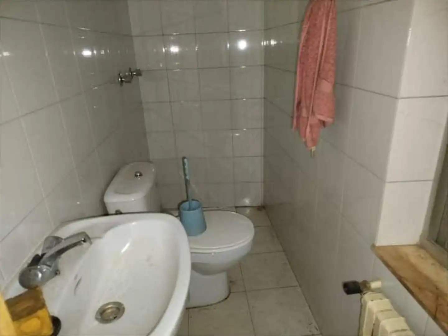 Bany de Casa o xalet en venda en Los Barrios de Luna  amb Calefacció, Jardí privat i Traster
