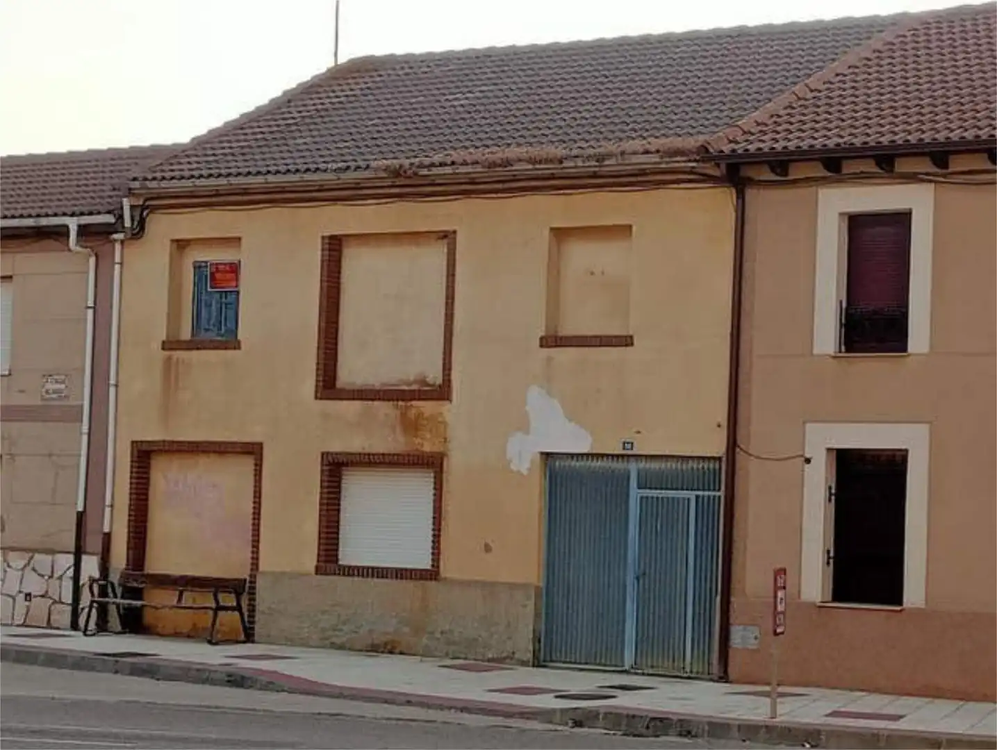 Casa o xalet en venda a Santas Martas Vista exterior de Casa o xalet en venda en Santas Martas amb Jardí privat