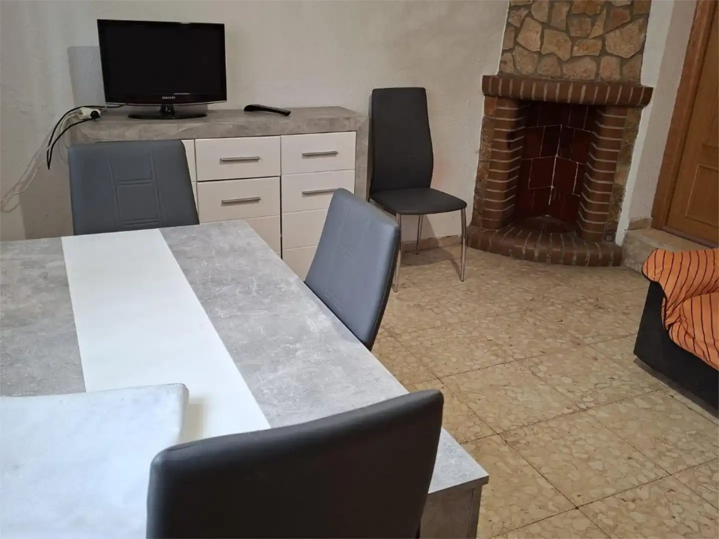 Piso en venta en Calle Costerilla, 3, Venta del Moro Comedor de Piso en venta en Venta del Moro con Calefacción, Jardín privado y Terraza