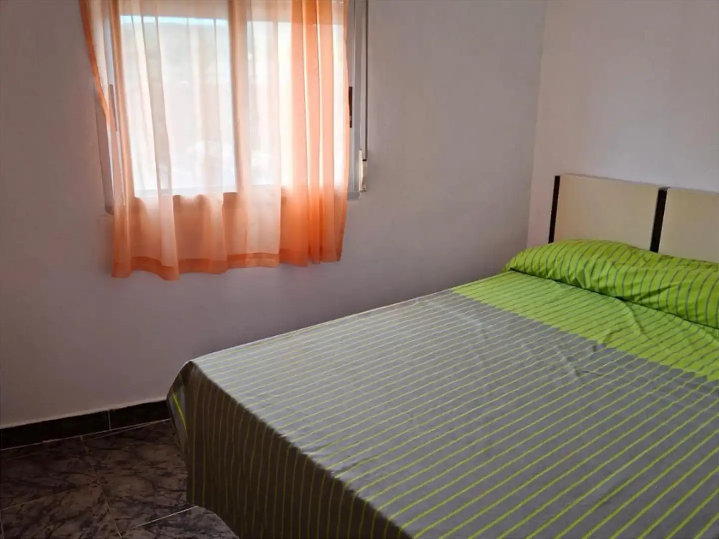 Pis en venda a Calle Pozo, 21, Venta del Moro Dormitori de Pis en venda en Venta del Moro amb Calefacció i Moblat