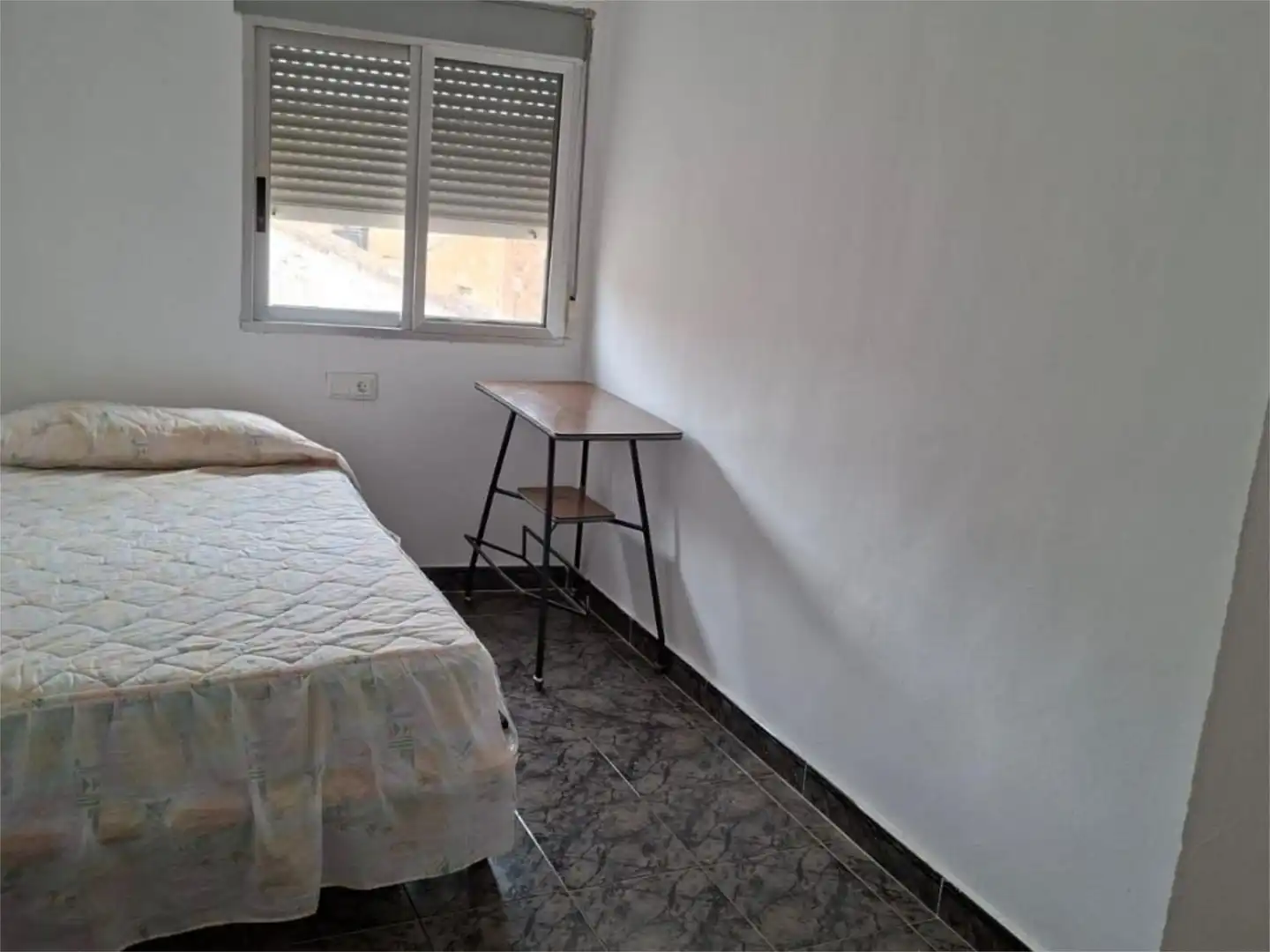 Pis en venda a Calle Pozo, 21, Venta del Moro Dormitori de Pis en venda en Venta del Moro amb Calefacció i Moblat