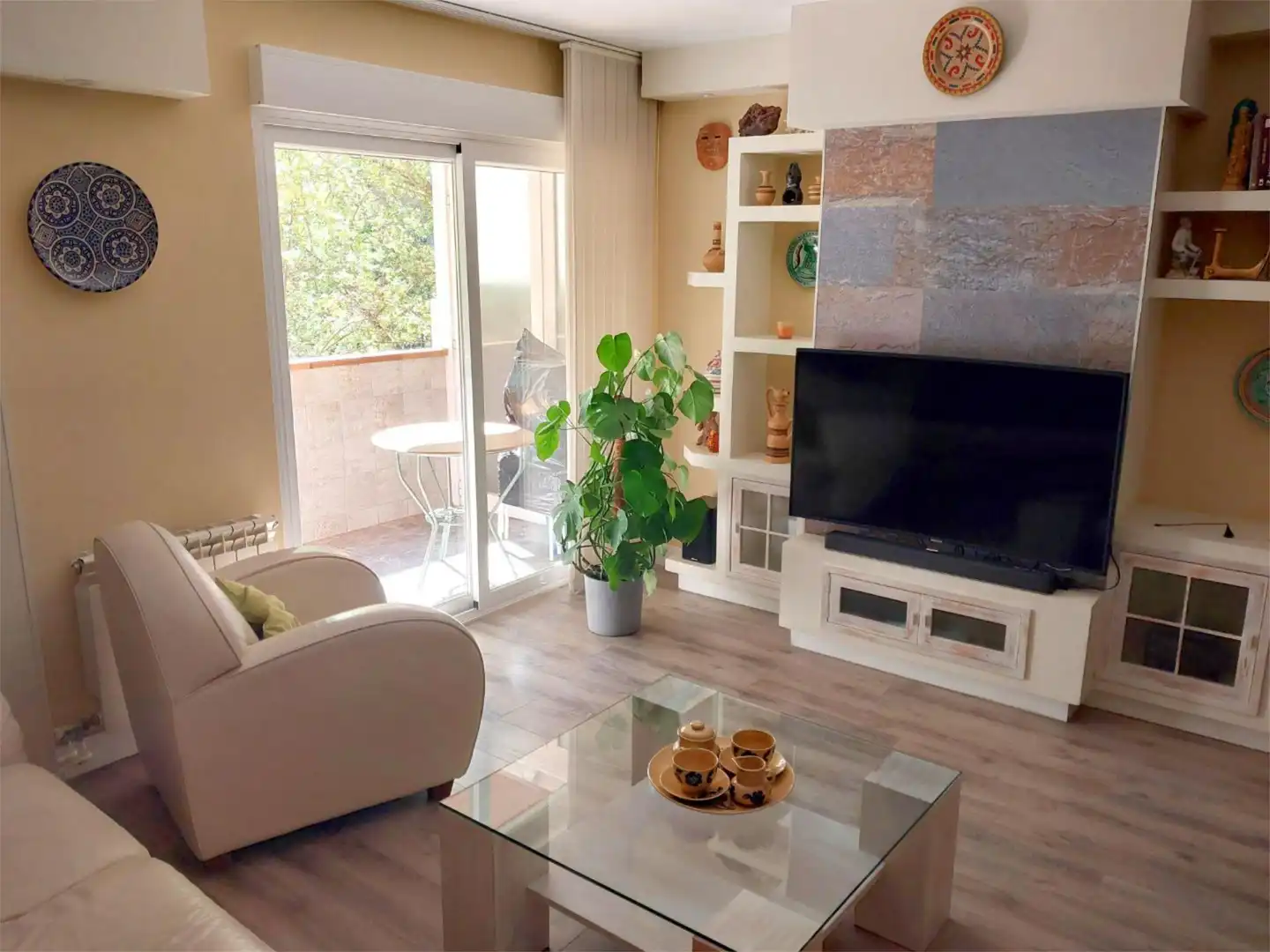 Pis en venda a Calle del Golfo de Salónica, 45, Costillares Sala d'estar de Pis en venda en Madrid Capital amb Aire condicionat, Calefacció i Jardí privat