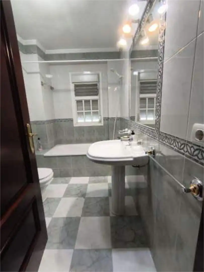 Baño de Piso de alquiler en Arahal con Terraza y Amueblado