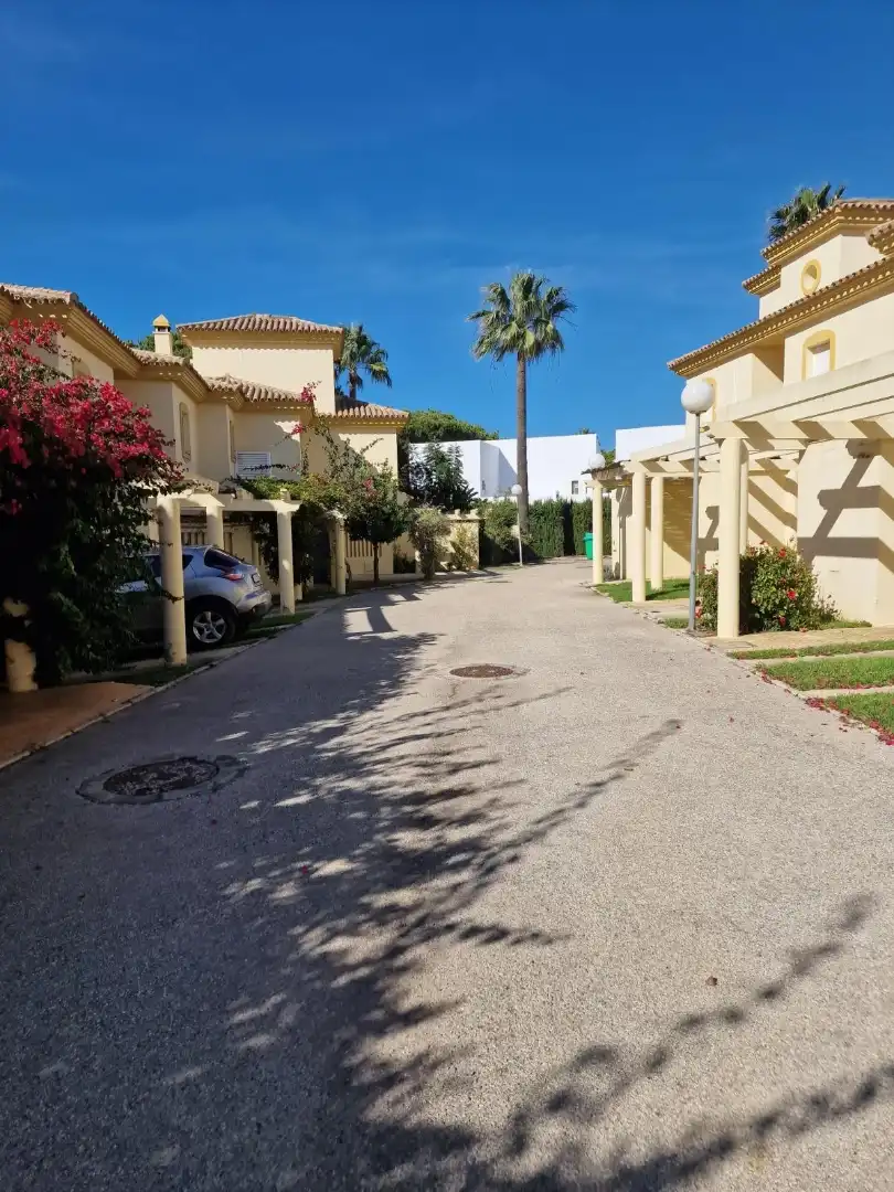Außenansicht von Einfamilien-Reihenhaus zum Verkauf in Chiclana de la Frontera mit Klimaanlage, Terrasse und Balkon