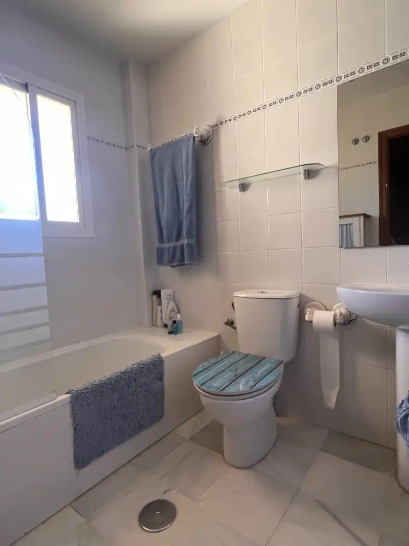 Badezimmer von Einfamilien-Reihenhaus zum Verkauf in Chiclana de la Frontera mit Klimaanlage, Terrasse und Balkon