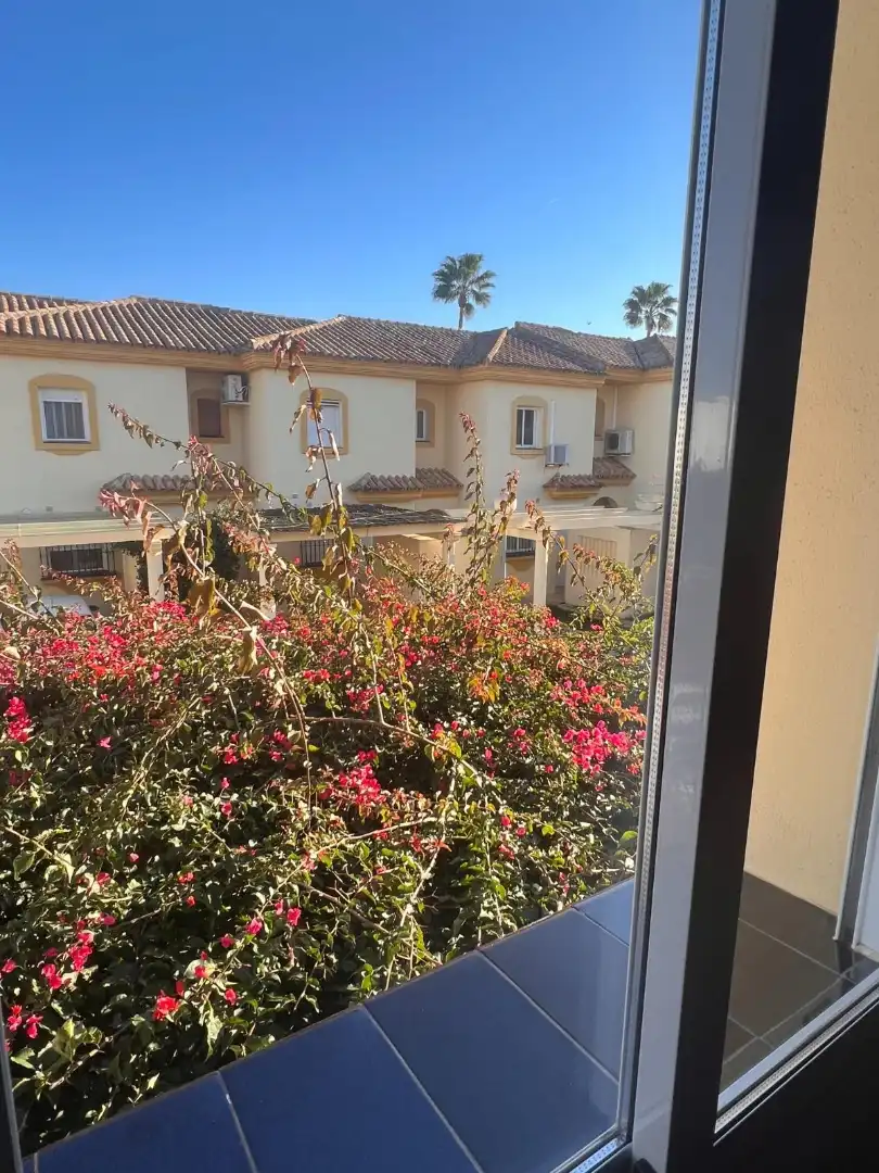 Garten von Einfamilien-Reihenhaus zum Verkauf in Chiclana de la Frontera mit Klimaanlage, Terrasse und Balkon