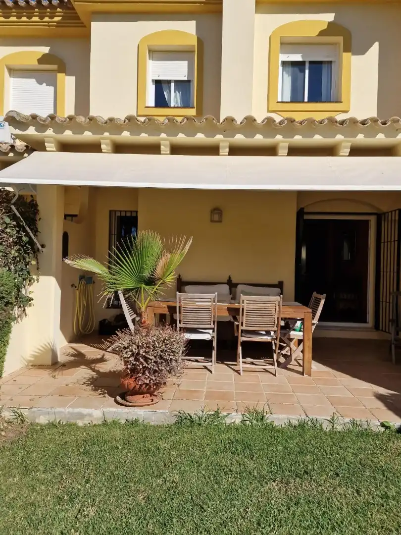 Terrasse von Einfamilien-Reihenhaus zum Verkauf in Chiclana de la Frontera mit Klimaanlage, Terrasse und Balkon