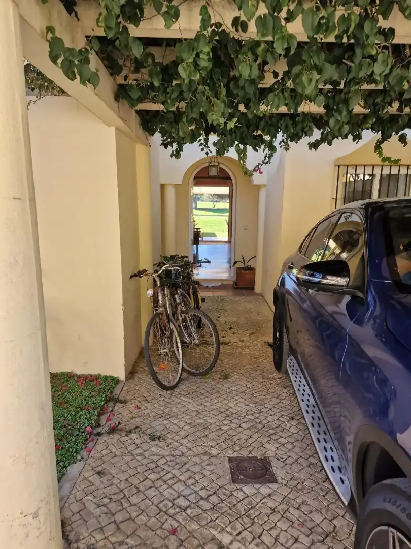 Parkplatz von Einfamilien-Reihenhaus zum Verkauf in Chiclana de la Frontera mit Klimaanlage, Terrasse und Balkon
