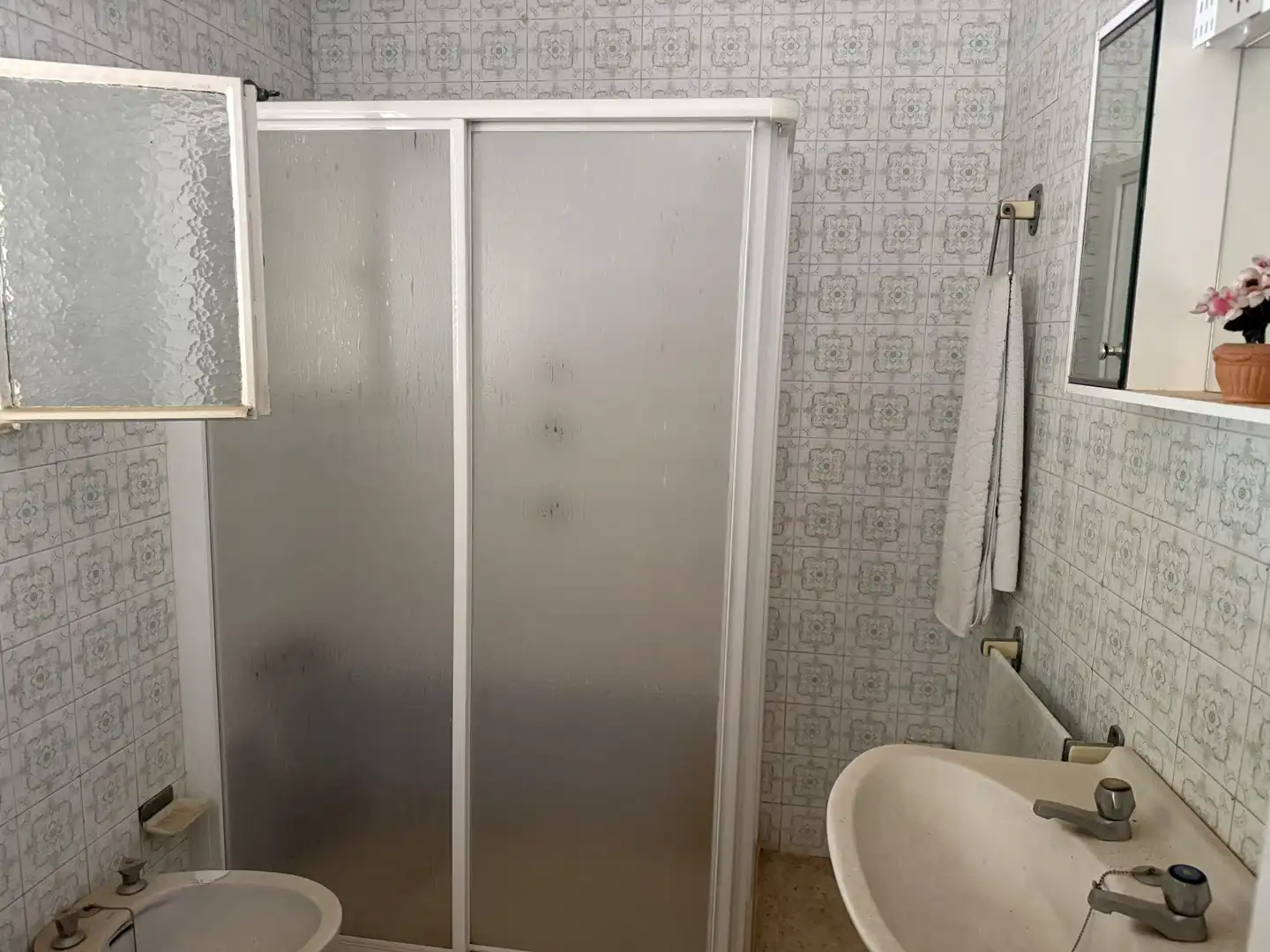 Casa adosada en venta en Calle Pérez Merchante, 24, Bollullos Par del Condado Baño de Casa adosada en venta en Bollullos Par del Condado con Jardín privado y Amueblado