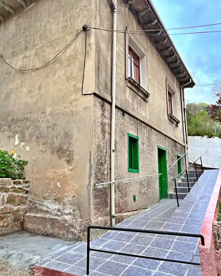 Vista exterior de Piso en venta en San Martín del Rey Aurelio con Trastero