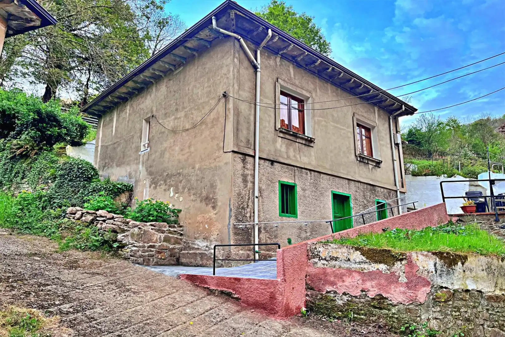 Vista exterior de Piso en venta en San Martín del Rey Aurelio con Trastero