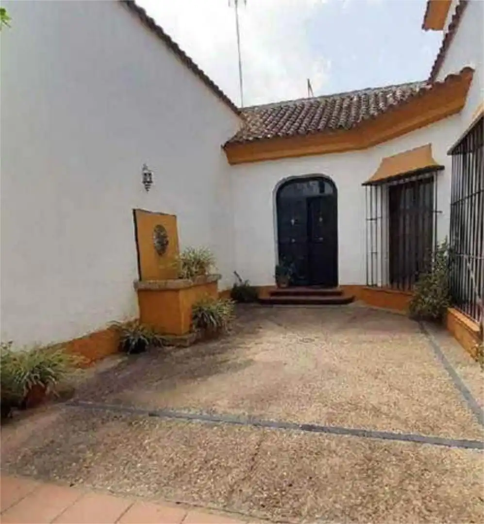 Vista exterior de Casa adosada en venta en Umbrete con Terraza y Piscina