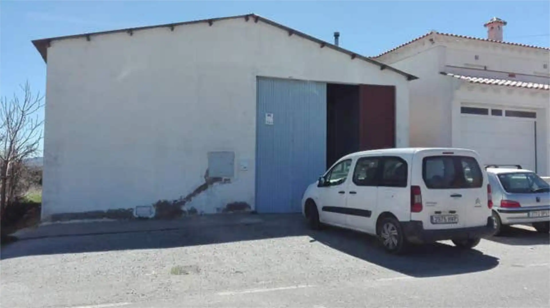 Fabrikhallen zur Miete in Huéneja Parkplatz von Fabrikhallen zur Miete in Huéneja