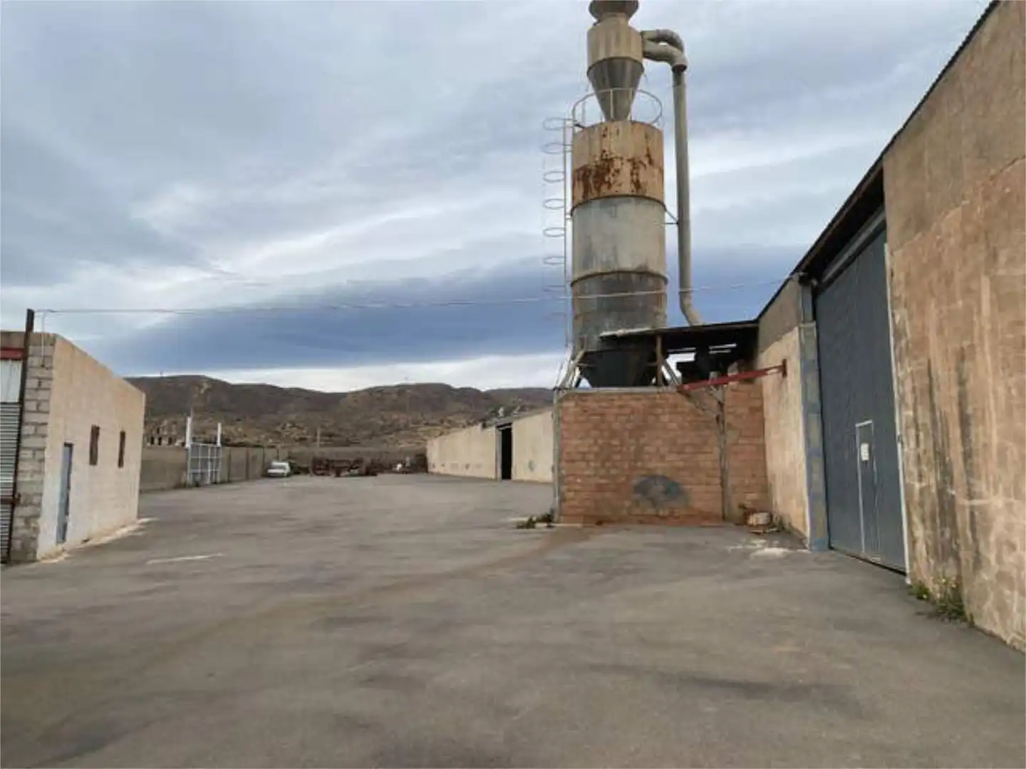 Außenansicht von Fabrikhallen zur Miete in Almería