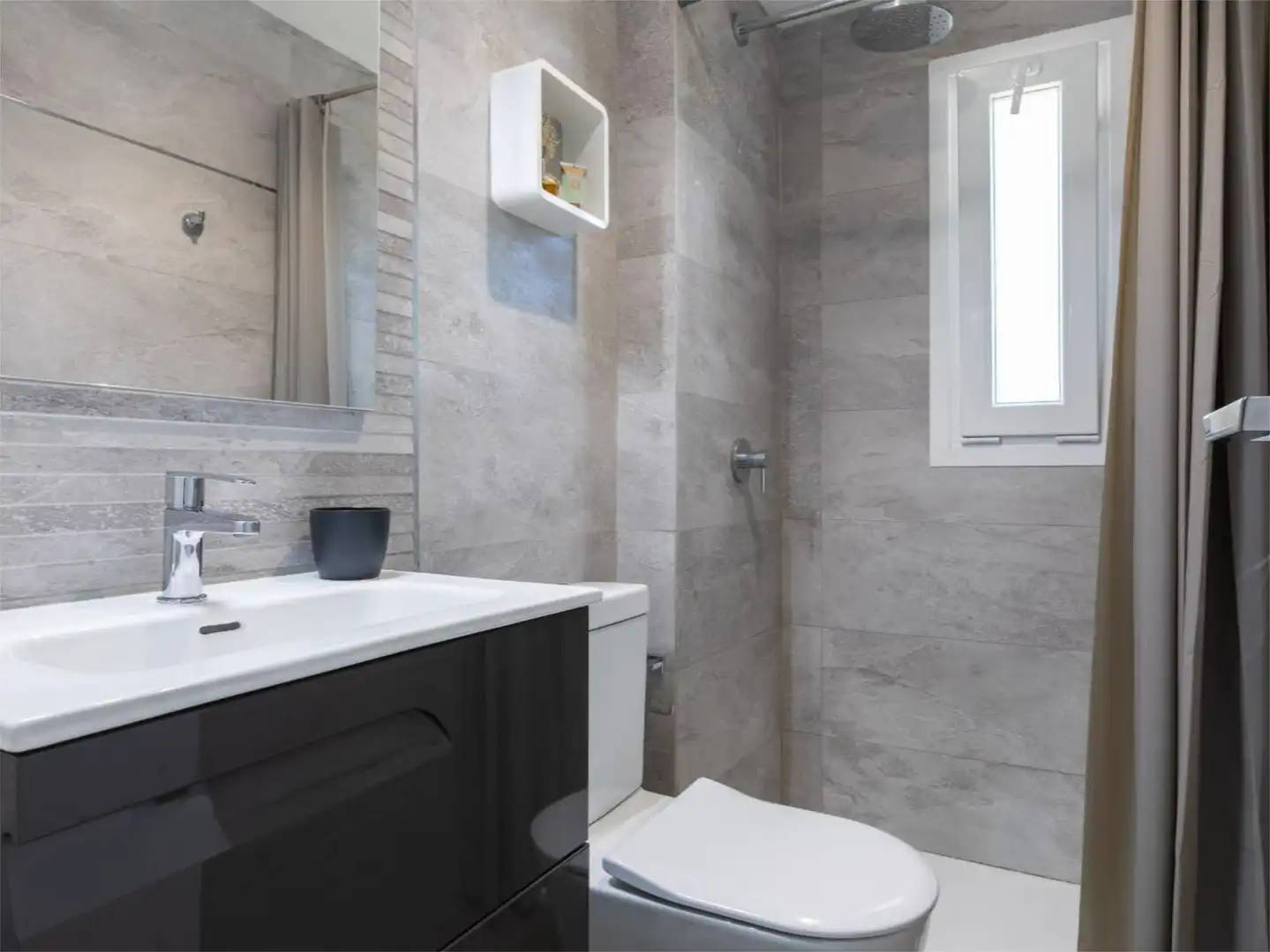 Apartament de lloguer a Avenida Valle del Golf, 21, Aloha Bany de Apartament de lloguer en Marbella amb Aire condicionat, Calefacció i Jardí privat