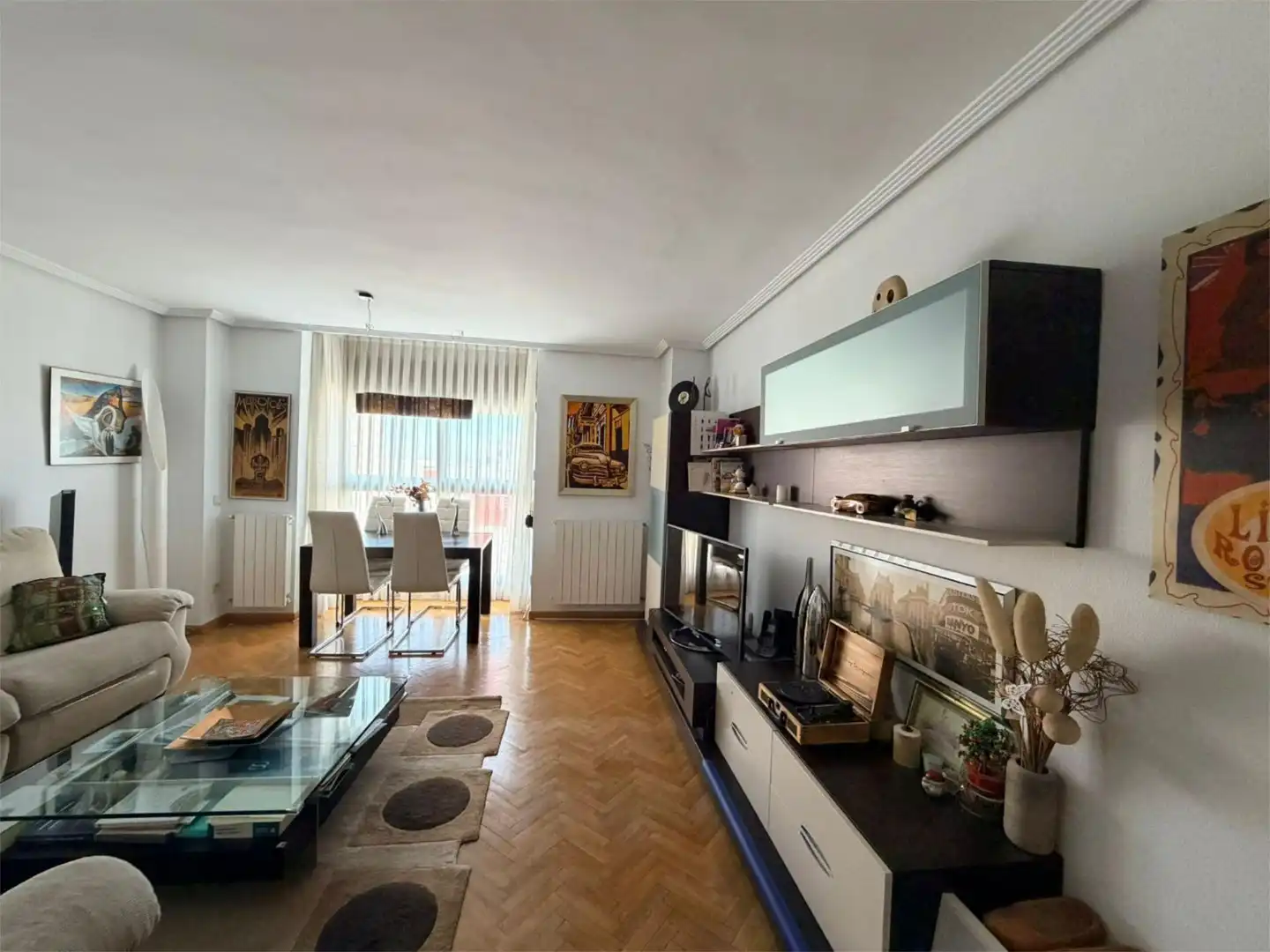 Pis en venda a Avenida del Monasterio de Silos, 82, Montecarmelo Sala d'estar de Pis en venda en Madrid amb Aire condicionat, Calefacció i Parquet