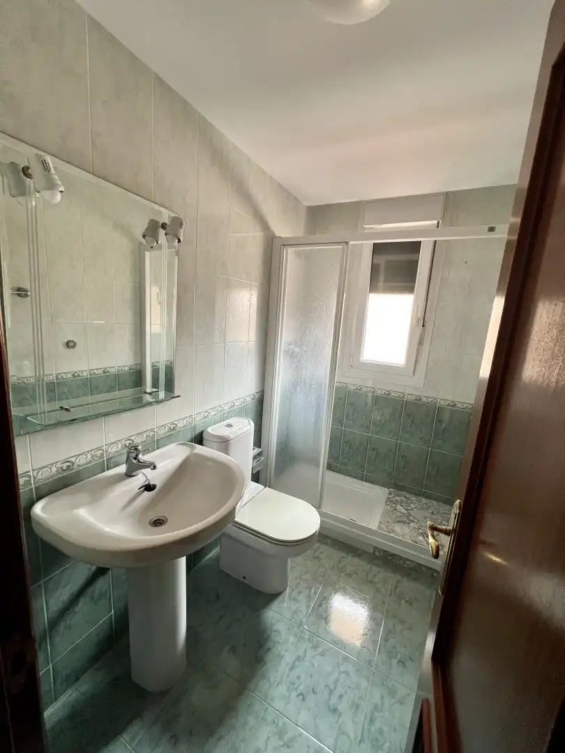 Bathroom of Flat for rent in Gijón   with Heating, Private garden and Parquet flooring