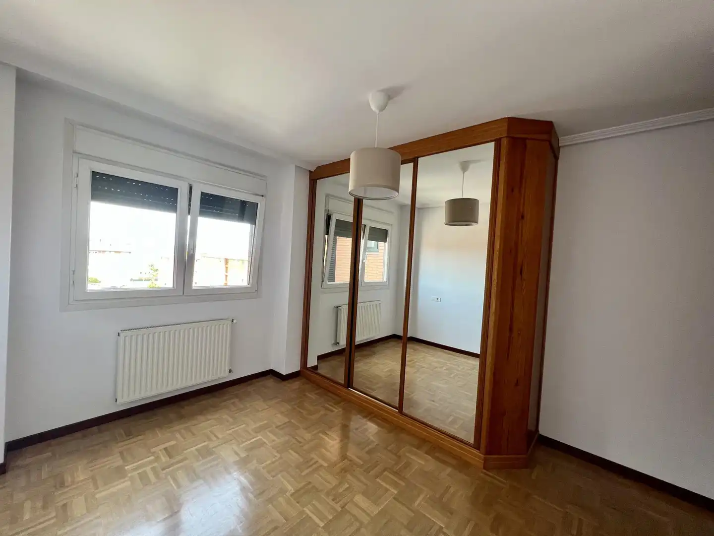 Bedroom of Flat for rent in Gijón   with Heating, Private garden and Parquet flooring