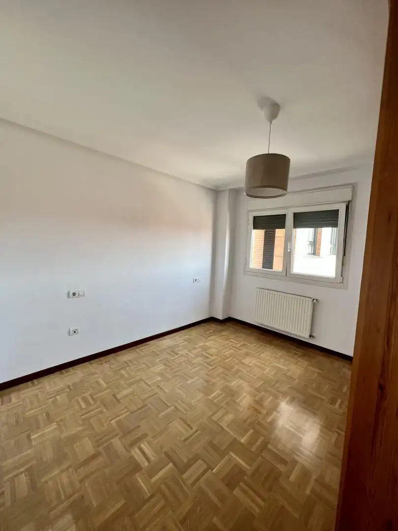 Bedroom of Flat for rent in Gijón   with Heating, Private garden and Parquet flooring