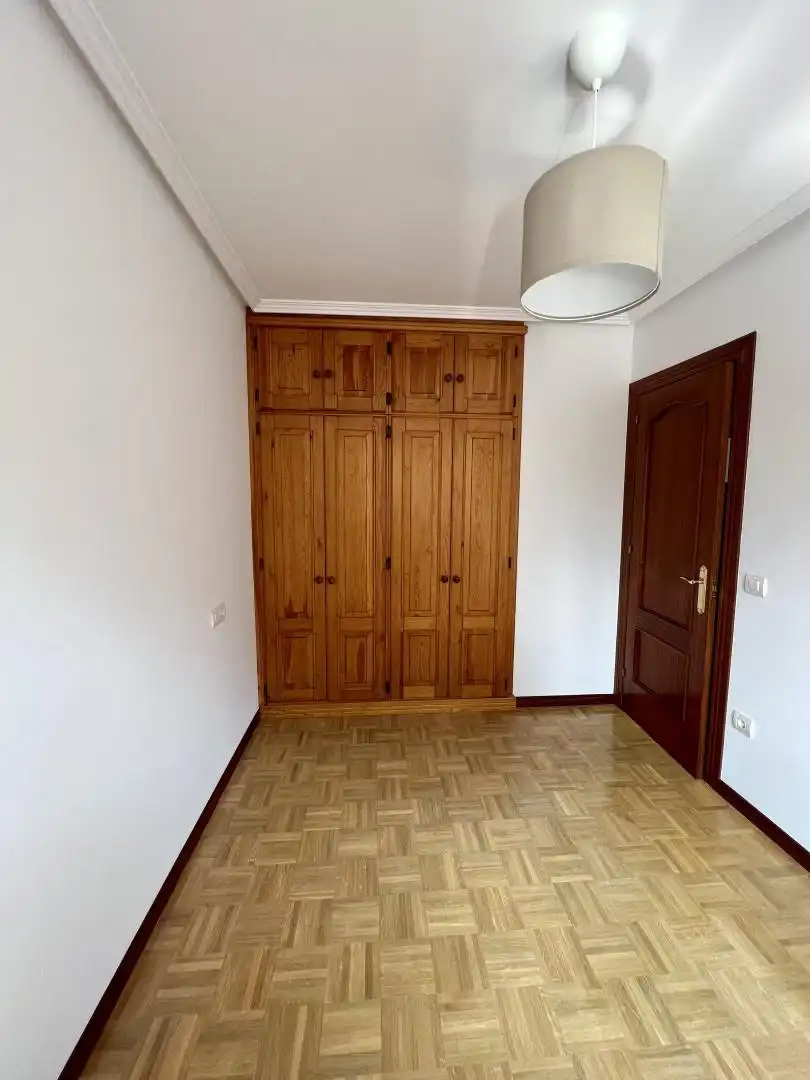 Bedroom of Flat for rent in Gijón   with Heating, Private garden and Parquet flooring
