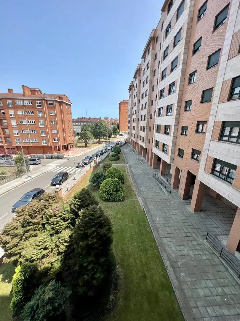 Vista exterior de Pis de lloguer en Gijón  amb Calefacció, Jardí privat i Parquet