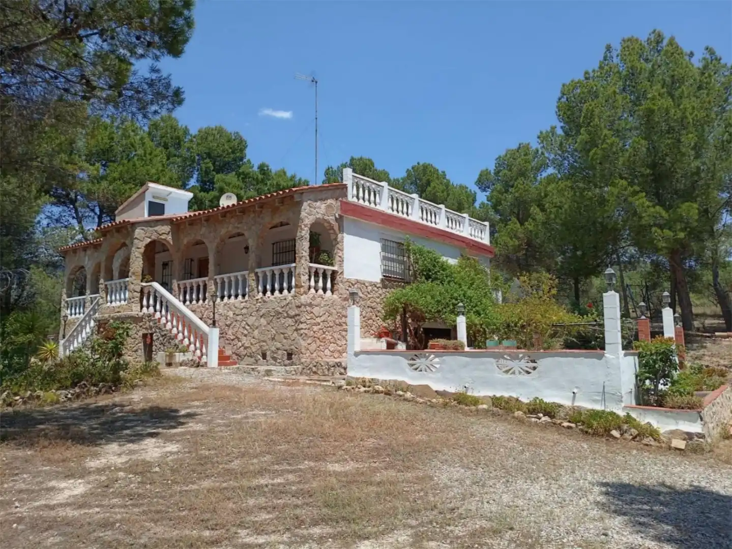 Vista exterior de Pis en venda en Andilla amb Calefacció, Jardí privat i Terrassa