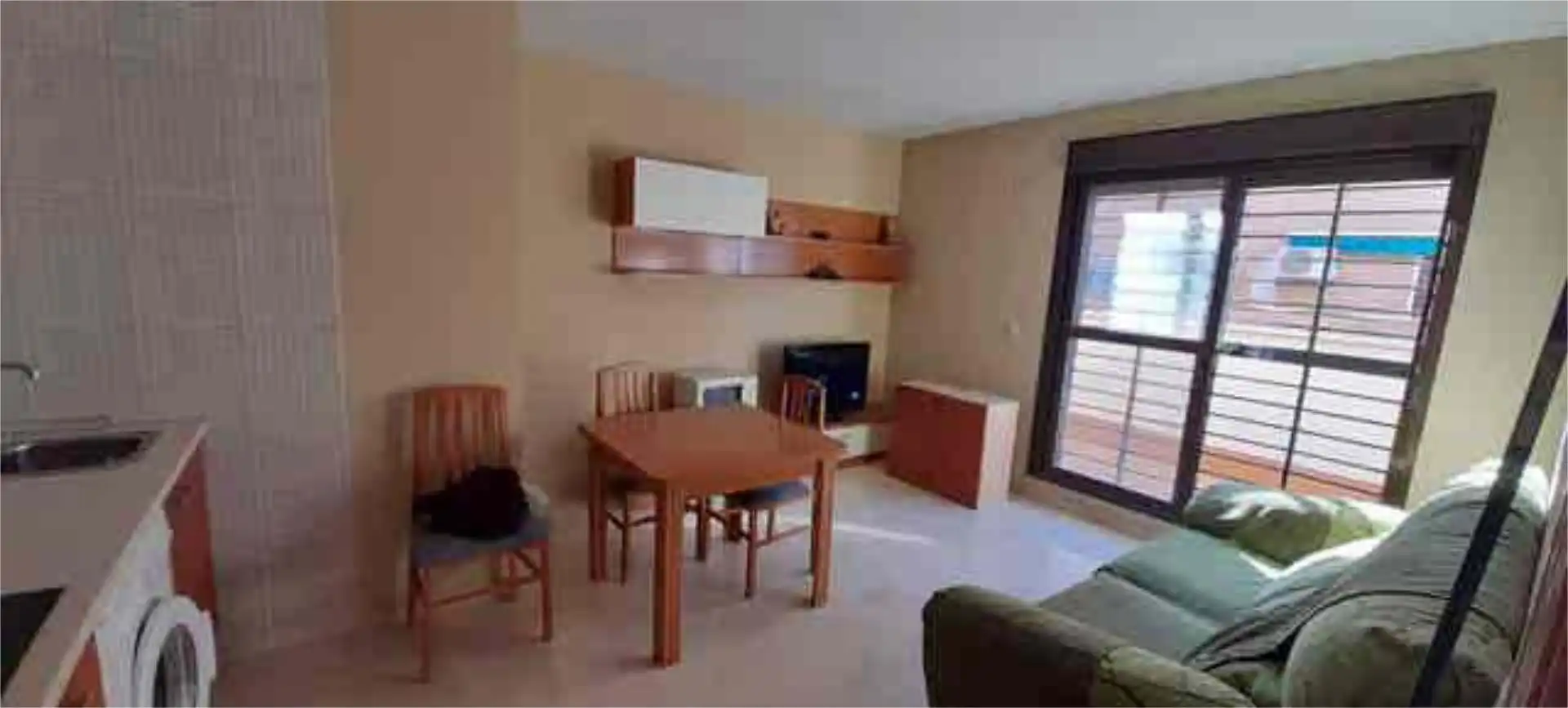 Piso en venta en Molino de la Vega Sala de estar de Piso en venta en Huelva con Terraza y Amueblado