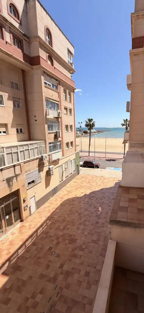 Vista exterior de Piso de alquiler en  Melilla Capital con Aire acondicionado, Calefacción y Jardín privado