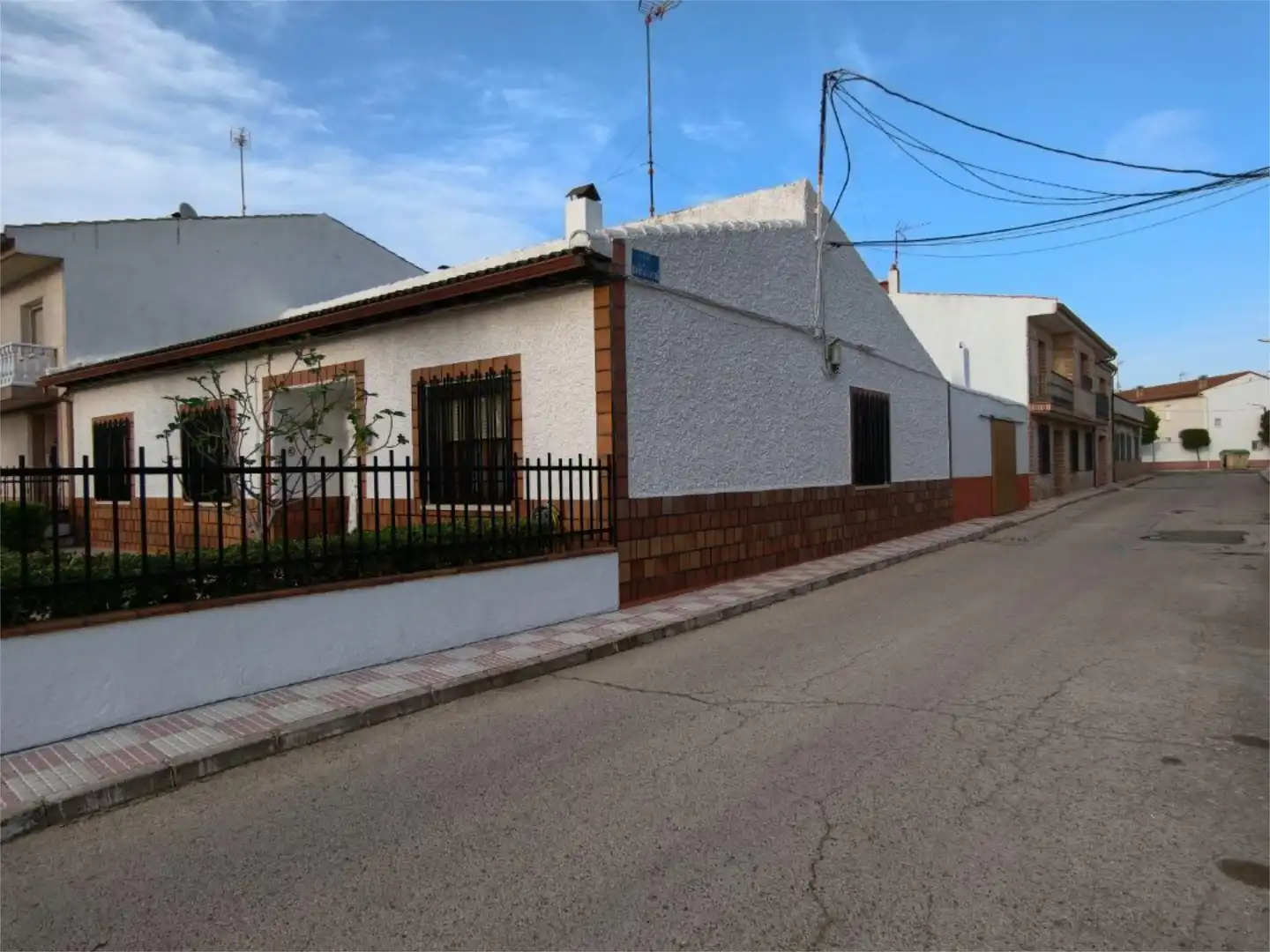 Casa o chalet en venta en Calle Navarra, 54, Lillo Vista exterior de Casa o chalet en venta en Lillo con Aire acondicionado