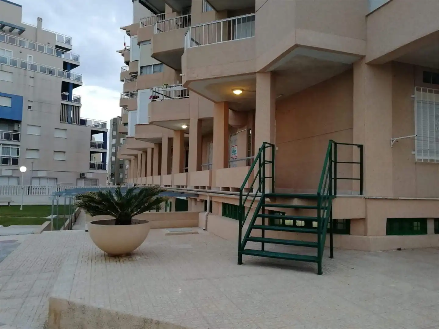 Wohnung zur Miete in Urbanizacion Antillas 1, 1, Playa de las Gaviotas - El Pedrucho Außenansicht von Wohnung zur Miete in La Manga del Mar Menor mit Klimaanlage, Privatgarten und Terrasse