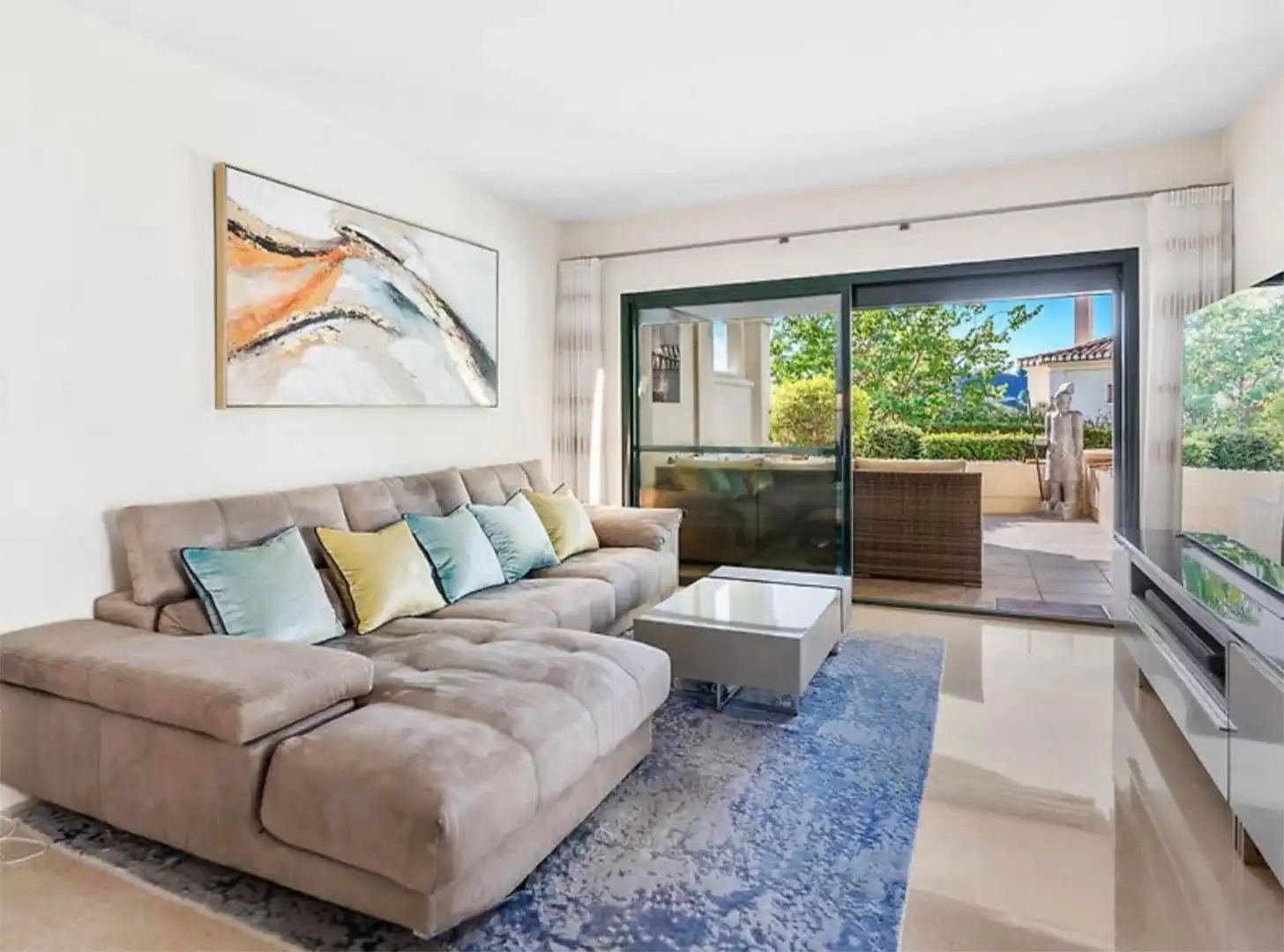 Wohnzimmer von Wohnung zum Verkauf in Benahavís mit Klimaanlage, Heizung und Privatgarten