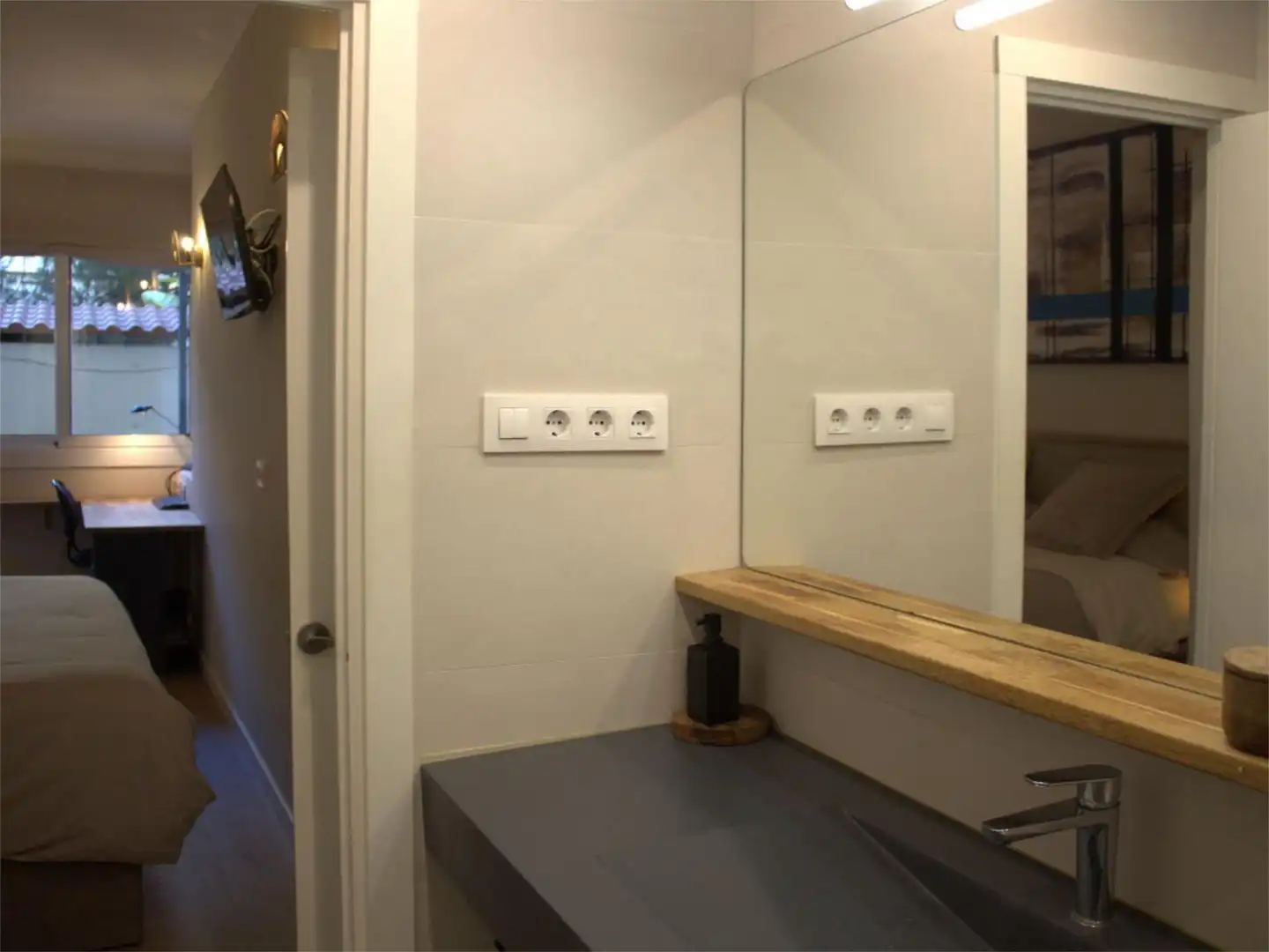Habitación en Carrer de la Marina, 336, Sagrada Família Baño de Piso para compartir en Barcelona con Aire acondicionado, Calefacción y Jardín privado