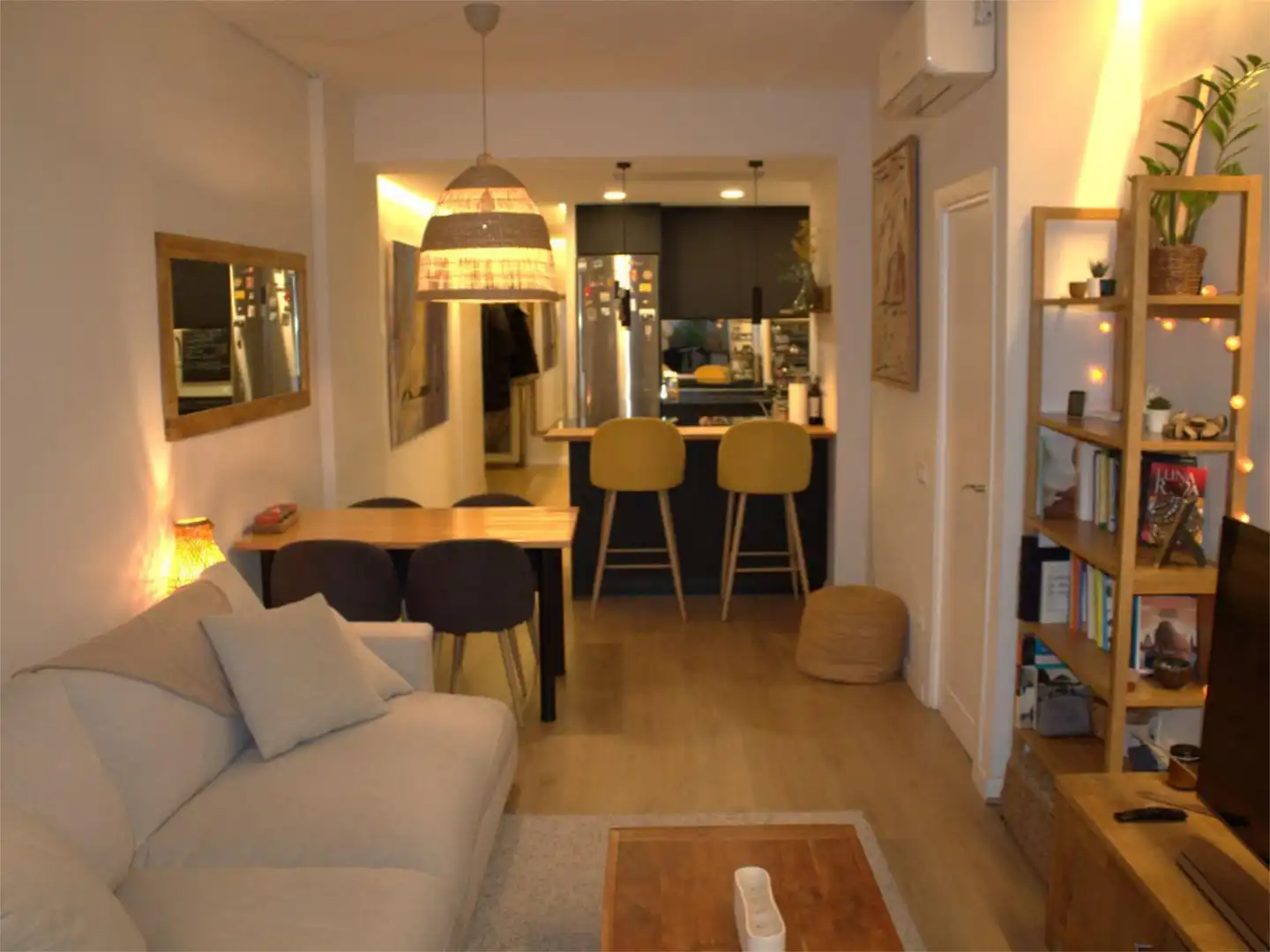 Habitación en Carrer de la Marina, 336, Sagrada Família Sala de estar de Piso para compartir en Barcelona con Aire acondicionado, Calefacción y Jardín privado