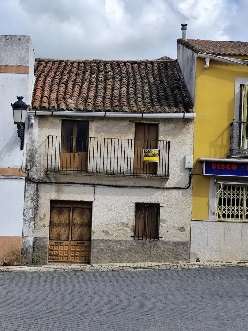 Vista exterior de Casa adosada en venda en Torre de Santa María amb Balcó