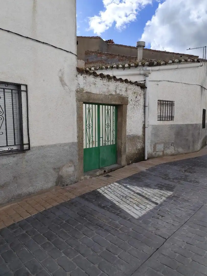 Vista exterior de Casa adosada en venda en Torre de Santa María amb Balcó