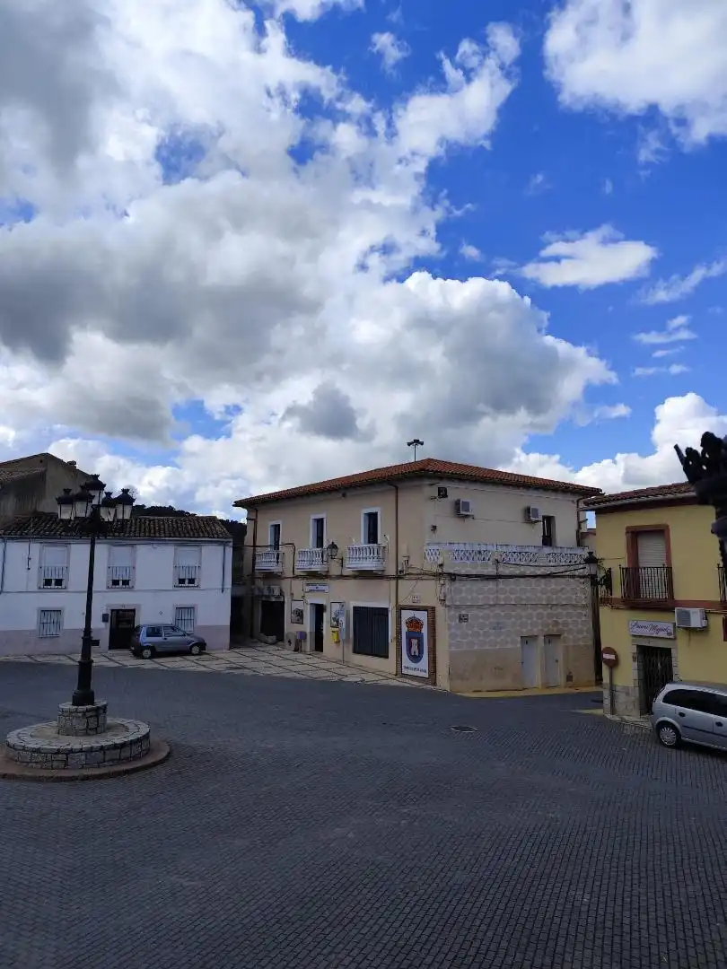 Vista exterior de Casa adosada en venda en Torre de Santa María amb Balcó