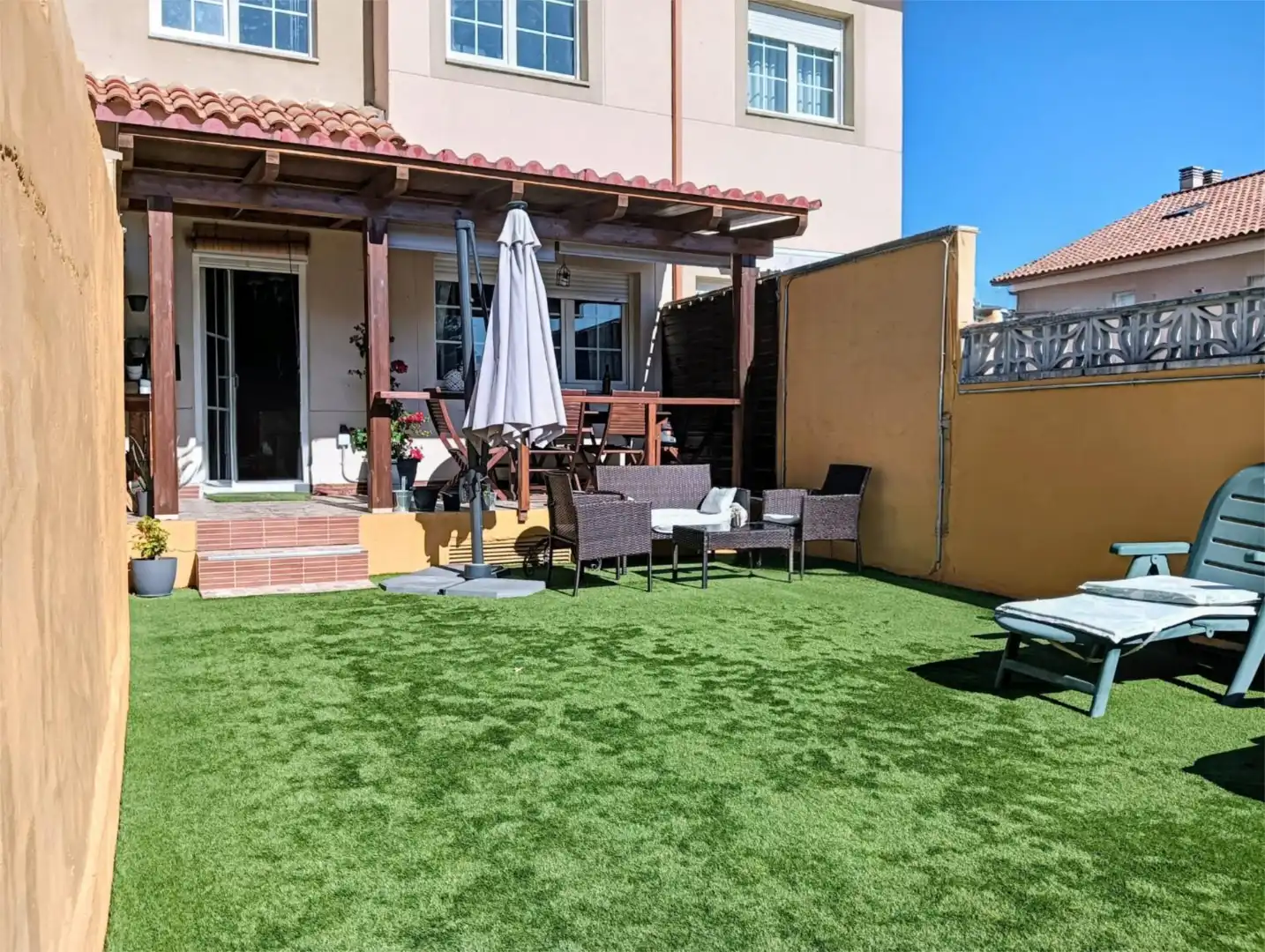 Terrassa de Casa o xalet en venda en Villaquilambre amb Calefacció, Jardí privat i Parquet