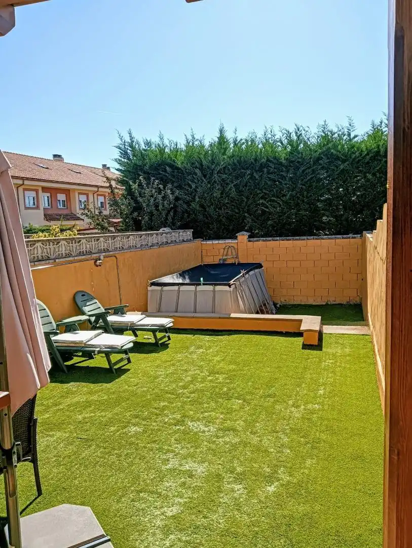 Houses for sale in Calle Rey Ordoño, 24, Villaquilambre Garden of Houses for sale in Villaquilambre with Terrace and Swimming Pool