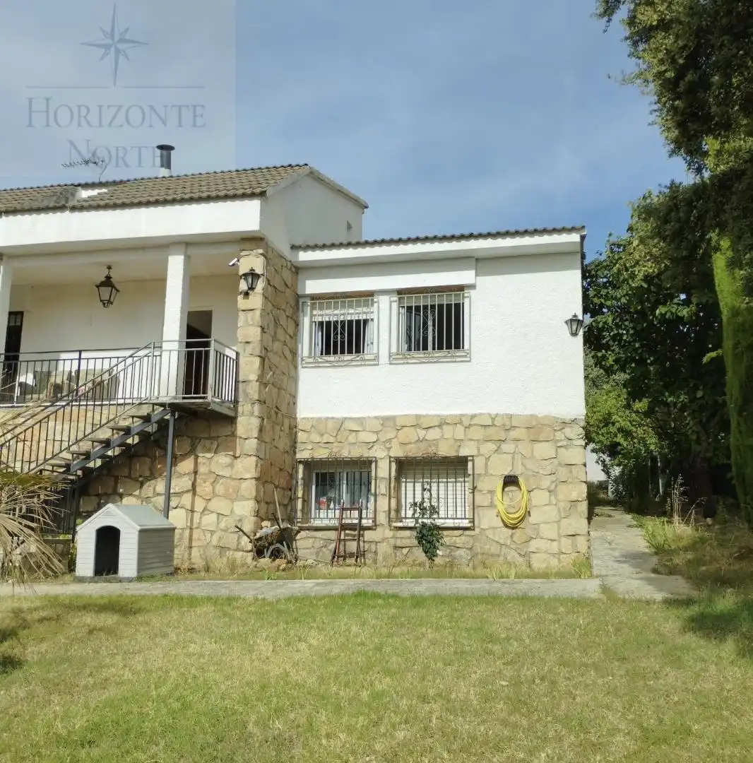 Vista exterior de Casa o chalet en venta en El Casar con Terraza, Piscina y Balcón