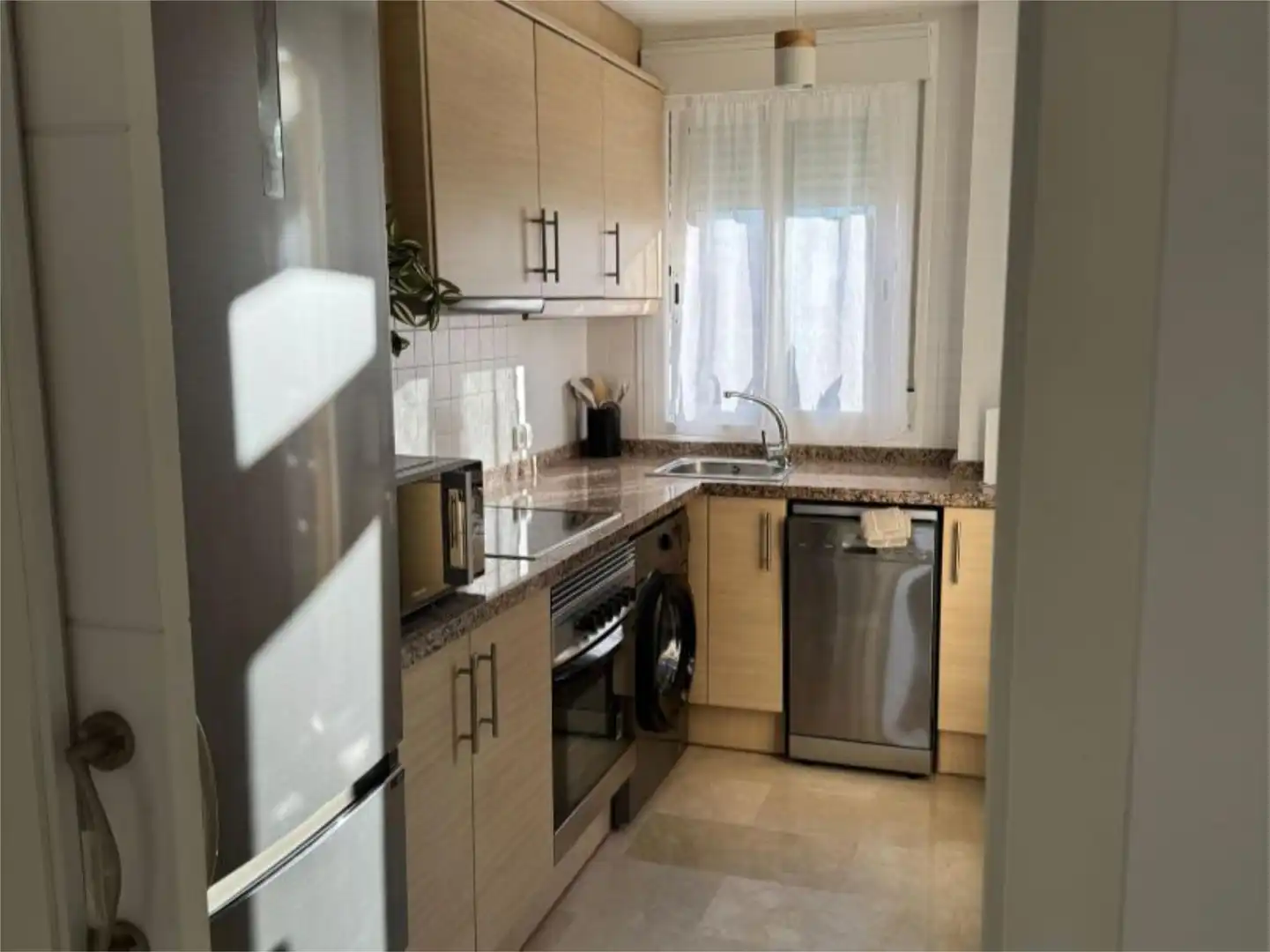 Piso de alquiler en Carrer de Beniflà, 3, Oliva Playa Cocina de Piso de alquiler en Oliva con Aire acondicionado, Calefacción y Jardín privado
