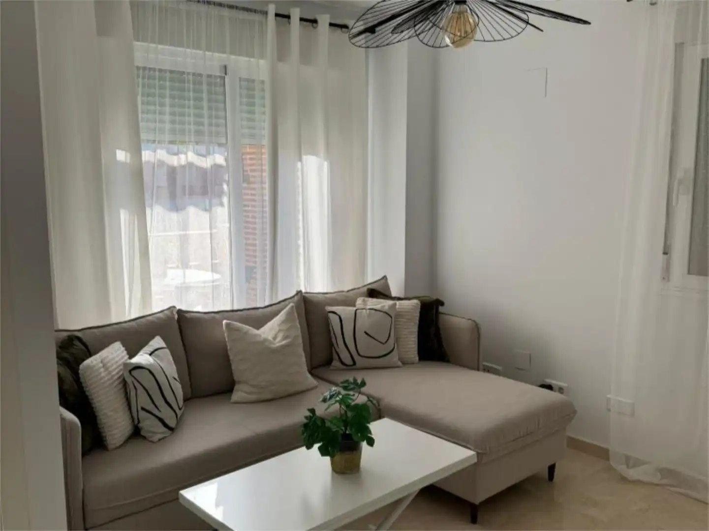 Piso de alquiler en Carrer de Beniflà, 3, Oliva Playa Sala de estar de Piso de alquiler en Oliva con Aire acondicionado, Calefacción y Jardín privado