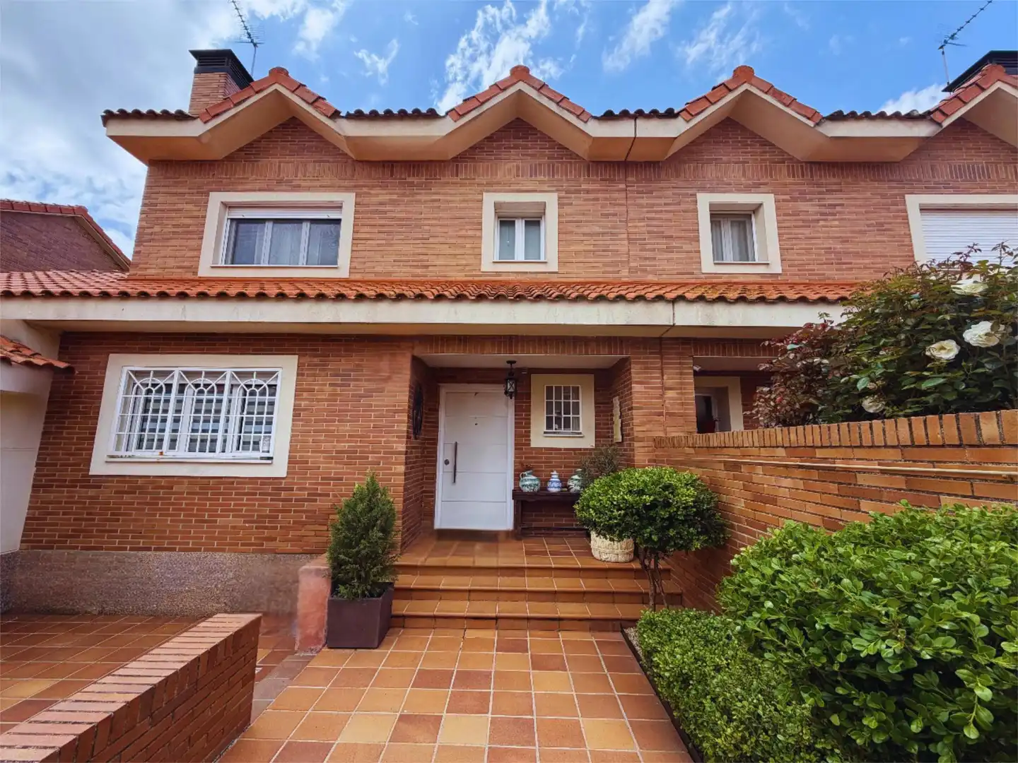 Vista exterior de Casa o xalet en venda en Illescas amb Aire condicionat, Terrassa i Piscina