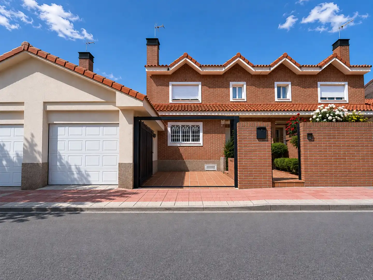 Houses for sale in Calle Madeira, 1, Señorío de Illescas Exterior view of Houses for sale in Illescas with Air Conditioner, Terrace and Swimming Pool