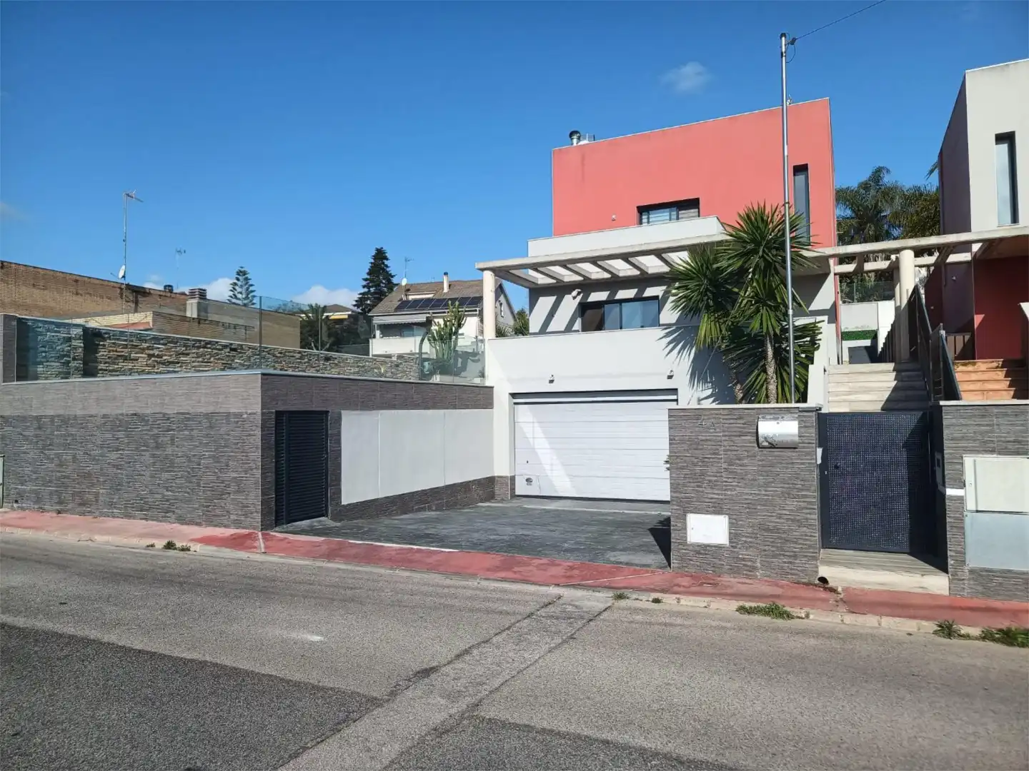 Vista exterior de Casa adosada en venda en Els Pallaresos amb Aire condicionat, Terrassa i Piscina
