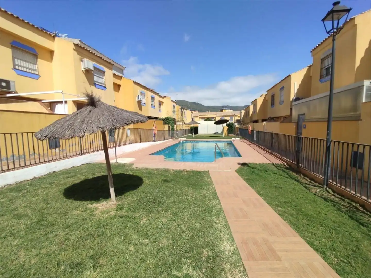 Casa adosada en venda a Calle Begonia, 4, Sierra de Yeguas Vista exterior de Casa adosada en venda en Sierra de Yeguas amb Aire condicionat, Calefacció i Jardí privat